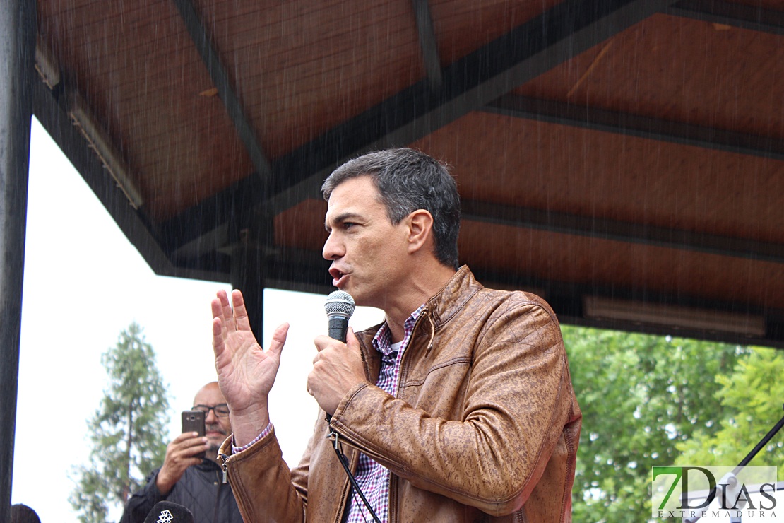 Más de 500 personas arropan a Pedro Sánchez bajo la lluvia