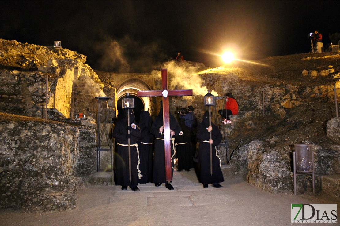 Más de un millar de personas disfrutan del Vía Crucis de Mérida