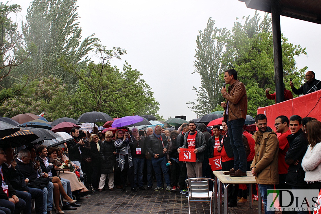 Más de 500 personas arropan a Pedro Sánchez bajo la lluvia