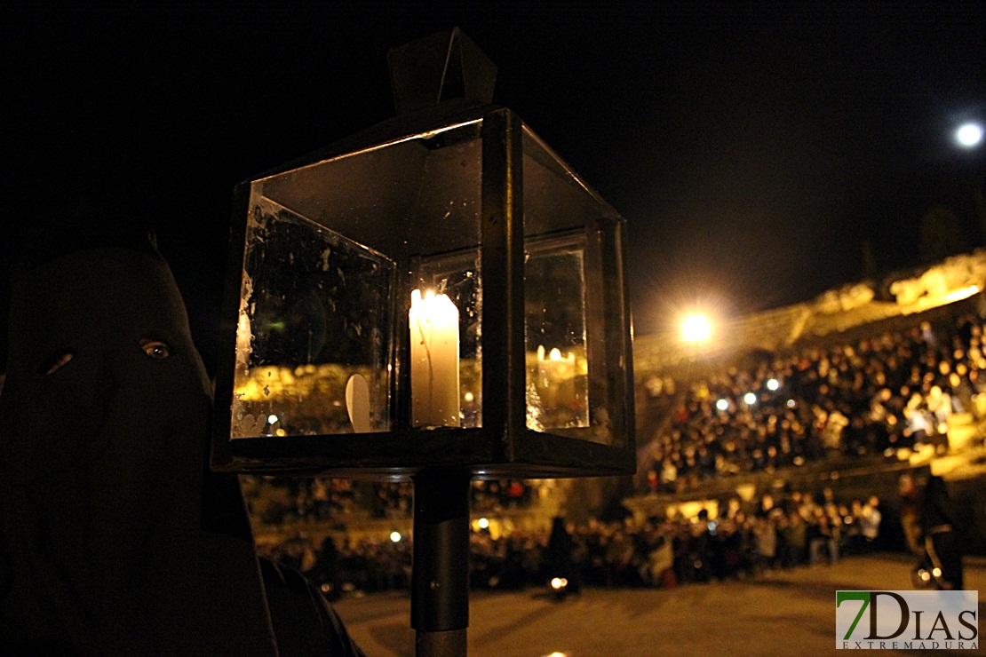 Más de un millar de personas disfrutan del Vía Crucis de Mérida