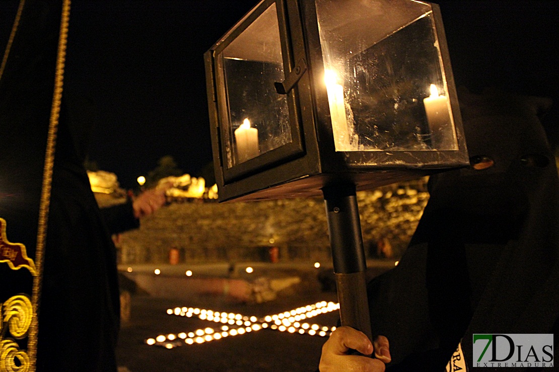 Más de un millar de personas disfrutan del Vía Crucis de Mérida