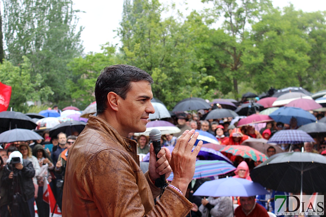 Más de 500 personas arropan a Pedro Sánchez bajo la lluvia