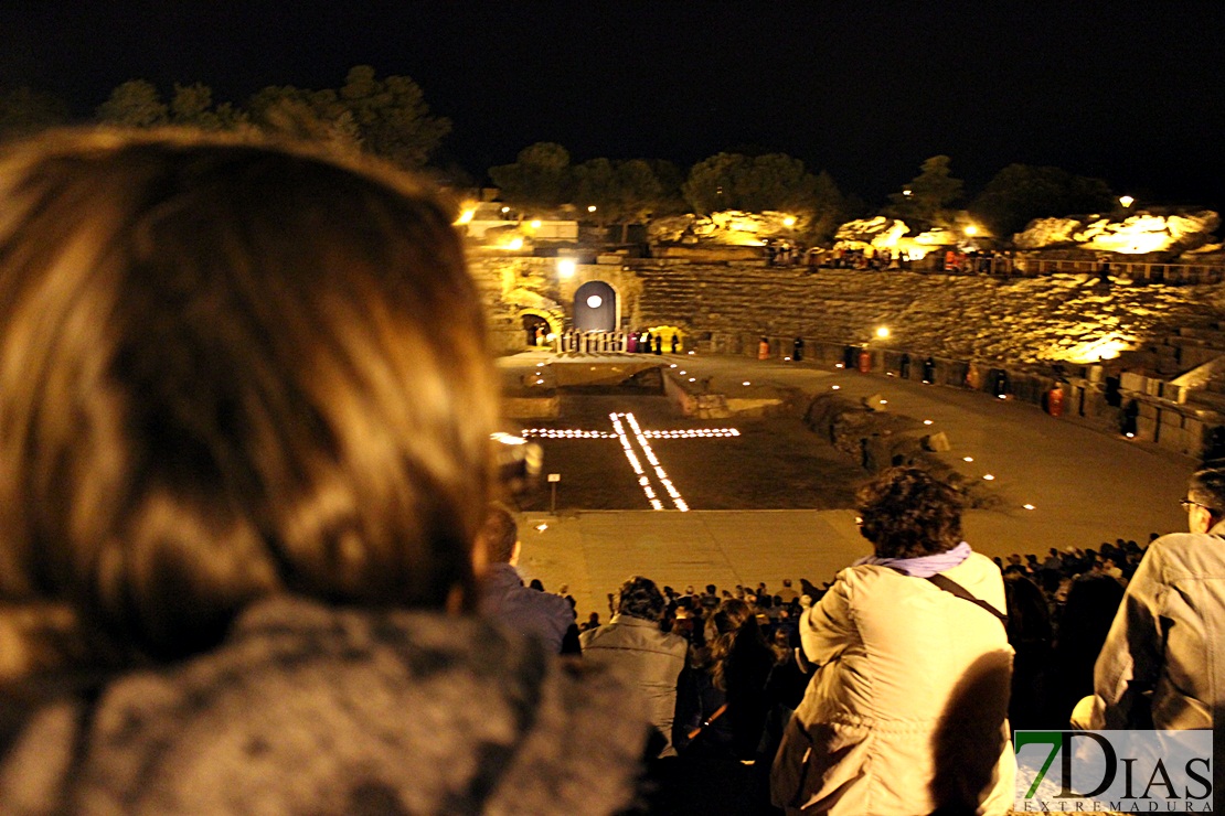 Más de un millar de personas disfrutan del Vía Crucis de Mérida