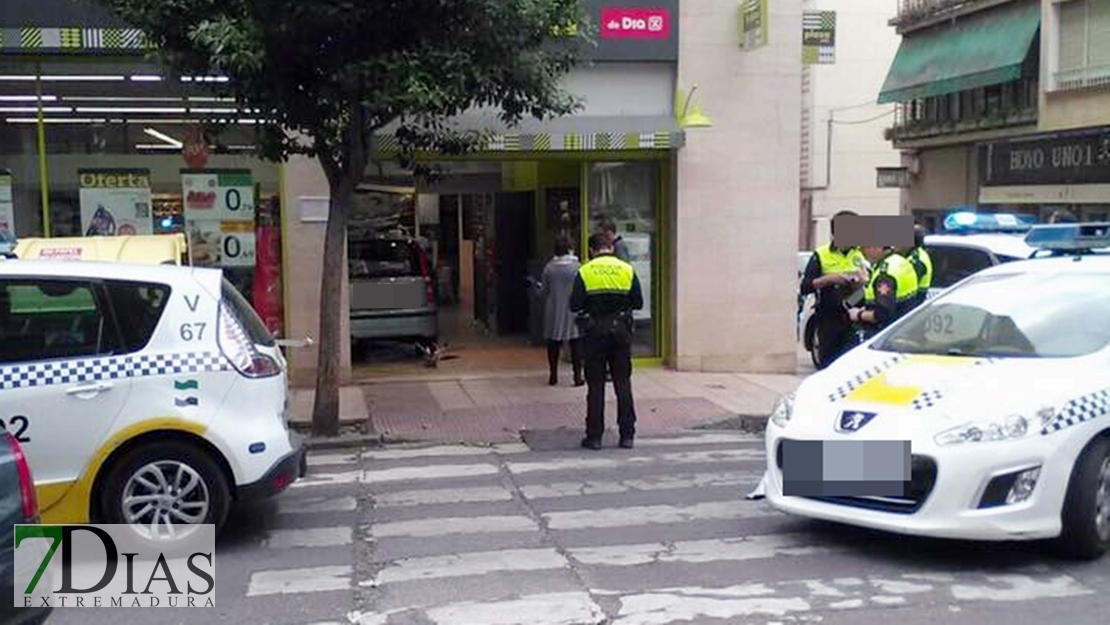 Empotra su vehículo contra un supermercado en Badajoz