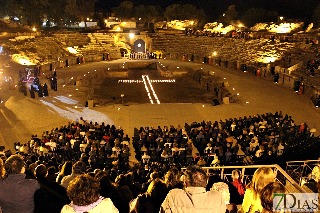 Más de un millar de personas disfrutan del Vía Crucis de Mérida