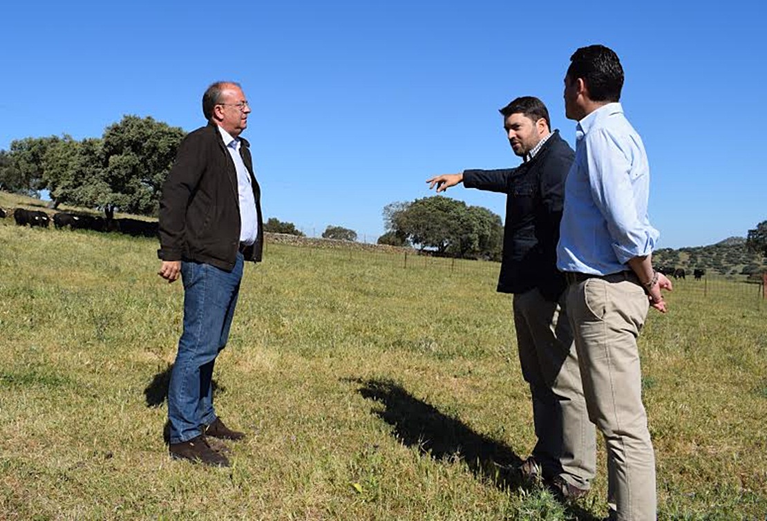 Monago critica la “falta de apoyo” a la dehesa por parte de la Junta