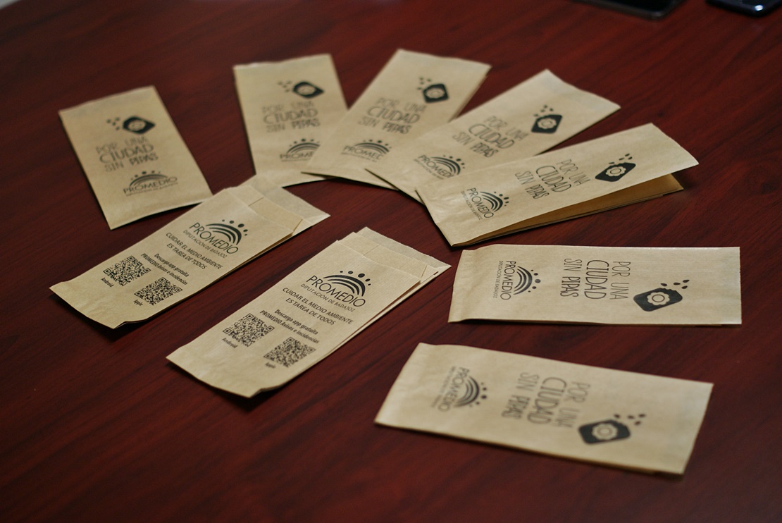 Reparten más de 17.000 bolsas para cáscaras de pipas durante Semana Santa