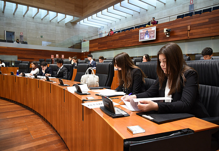 Estudiantes de un instituto de Badajoz se convierten en diputados por un día