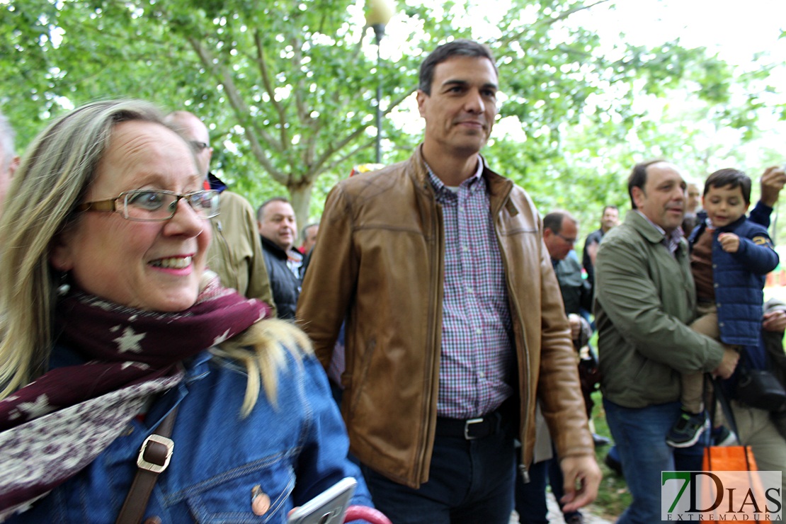 Más de 500 personas arropan a Pedro Sánchez bajo la lluvia