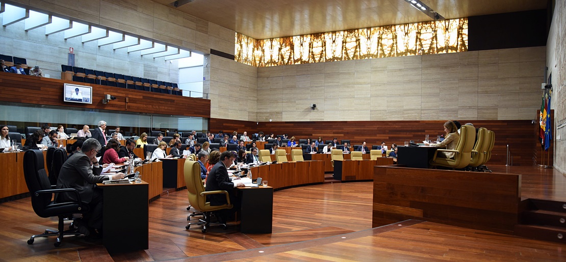 La Asamblea exige a Rajoy un aumento del 200% en las inversiones para Extremadura