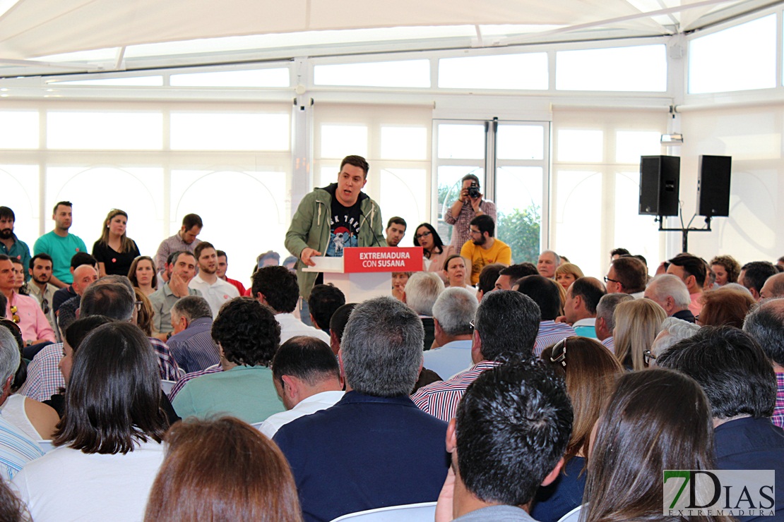 Casi un millar de socialistas extremeños arropan a Susana Díaz
