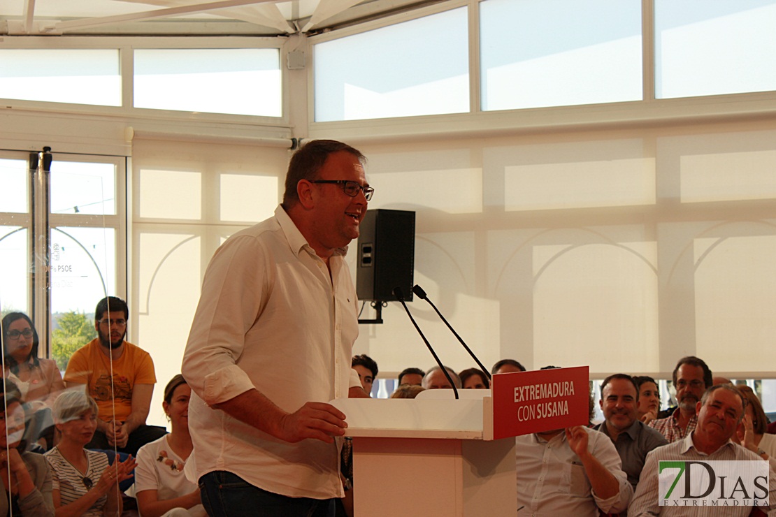 Casi un millar de socialistas extremeños arropan a Susana Díaz