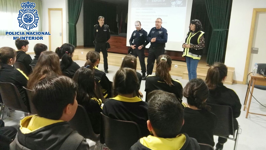 La Policía informa a los escolares sobre los riesgos digitales