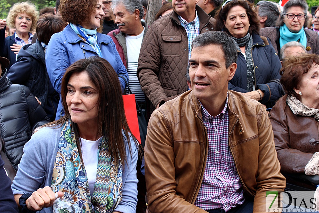 Más de 500 personas arropan a Pedro Sánchez bajo la lluvia