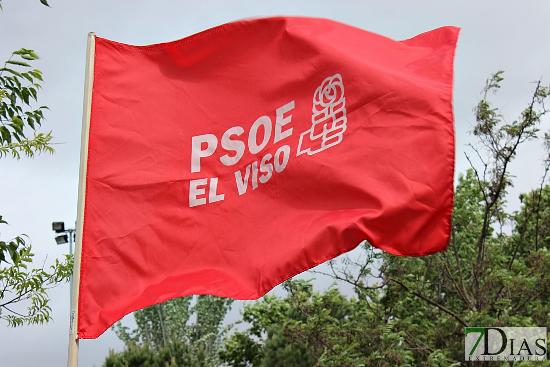 Más de 500 personas arropan a Pedro Sánchez bajo la lluvia