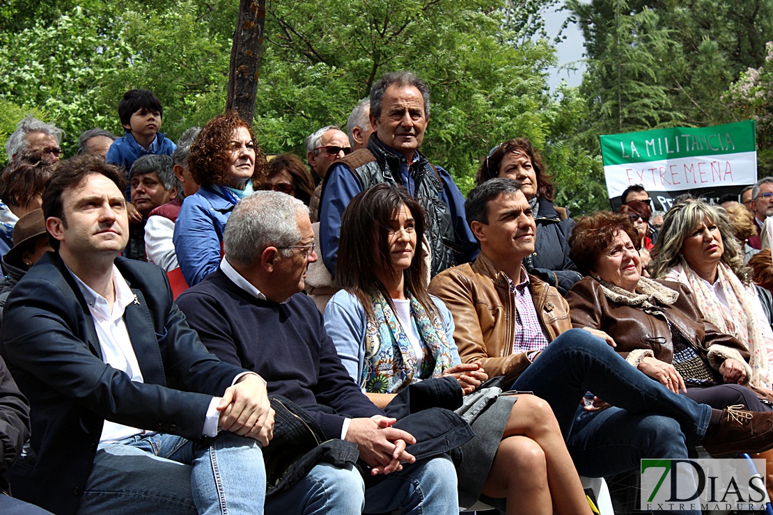 Más de 500 personas arropan a Pedro Sánchez bajo la lluvia