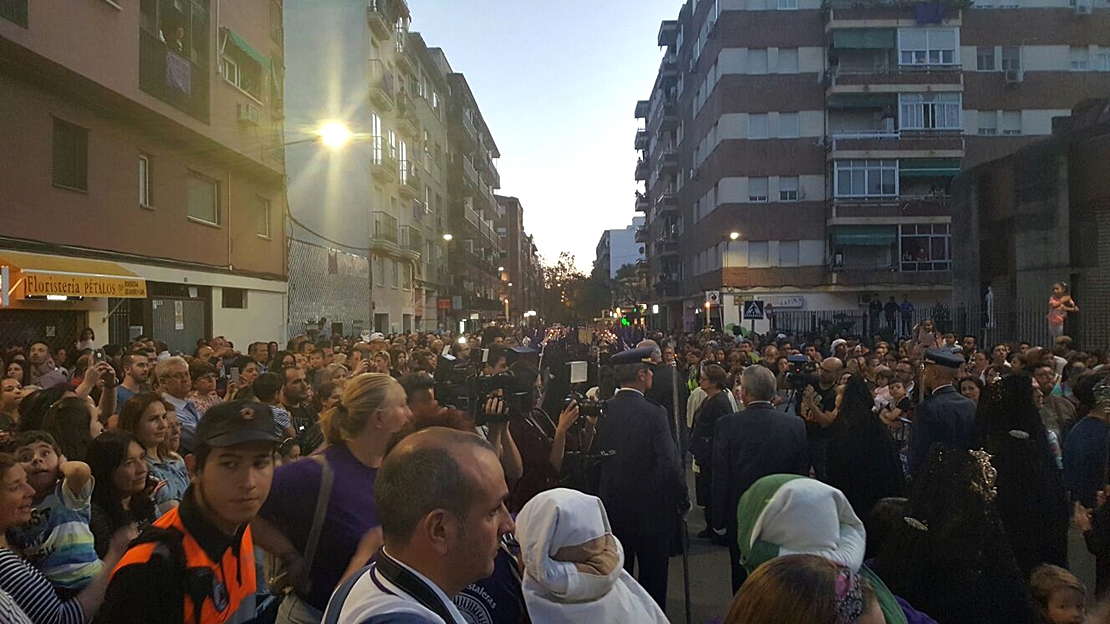 Miles de pacenses se agolpan en San Fernando (Badajoz) para seguir el Martes Santo