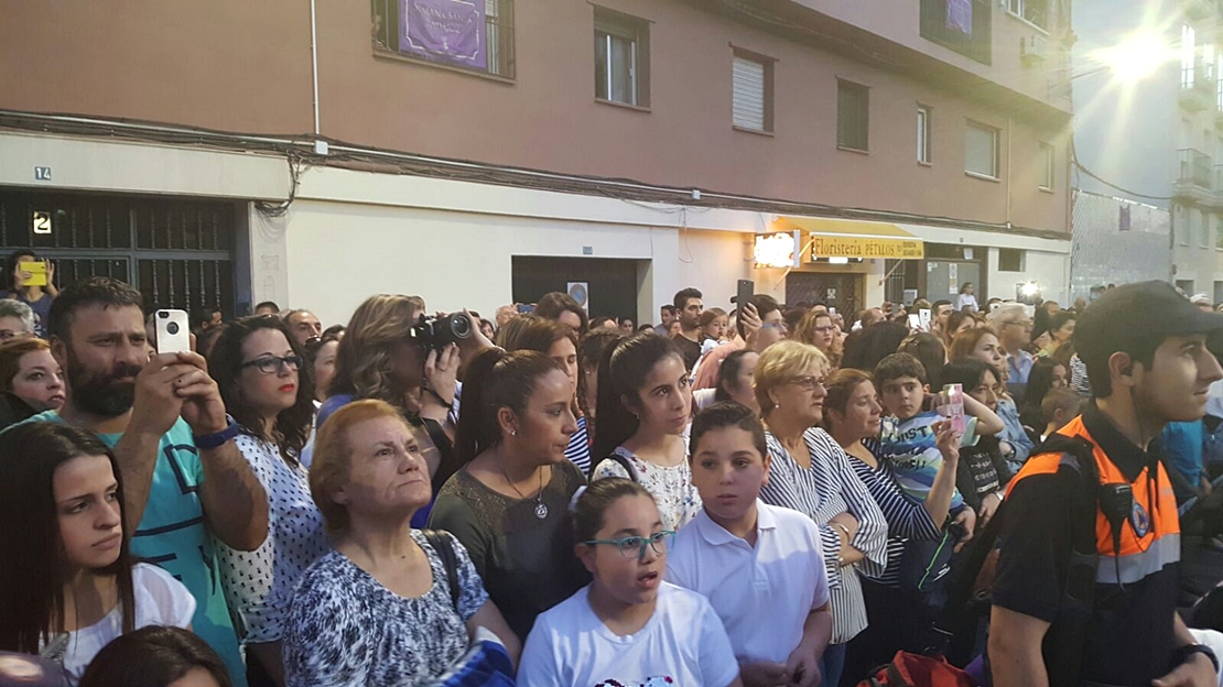 Miles de pacenses se agolpan en San Fernando (Badajoz) para seguir el Martes Santo