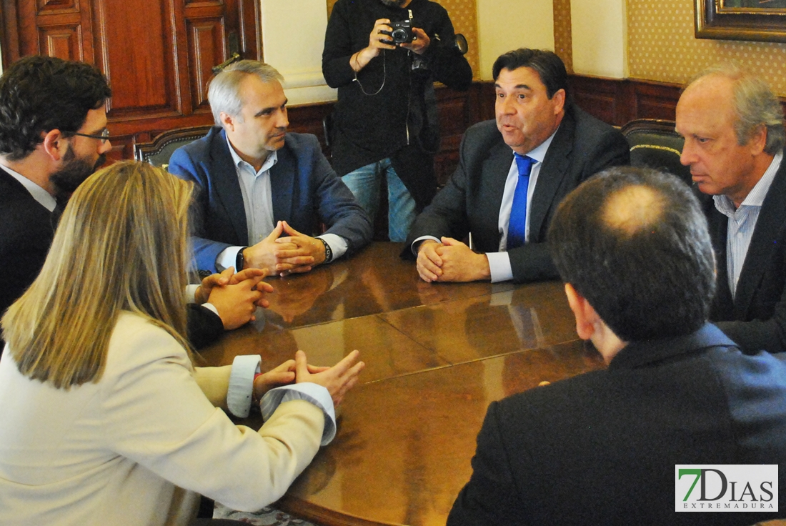El alcalde de Badajoz recibe al responsable del fútbol femenino nacional