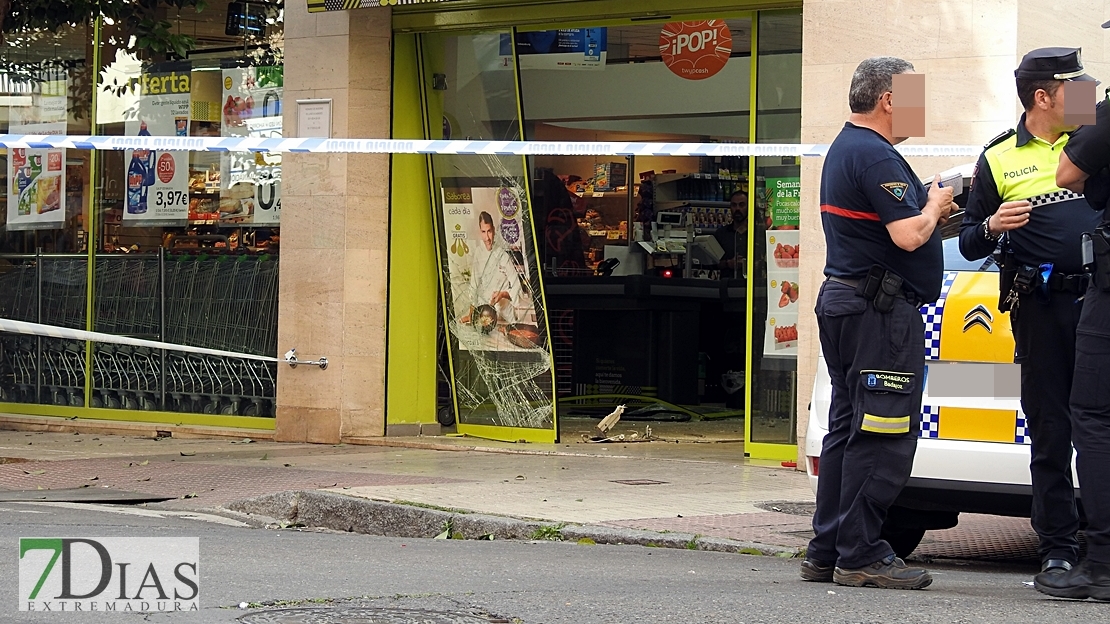 Empotra su vehículo contra un supermercado en Badajoz