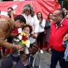 Más de 500 personas arropan a Pedro Sánchez bajo la lluvia