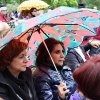 Más de 500 personas arropan a Pedro Sánchez bajo la lluvia