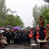 Más de 500 personas arropan a Pedro Sánchez bajo la lluvia