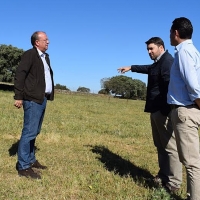 Monago critica la “falta de apoyo” a la dehesa por parte de la Junta