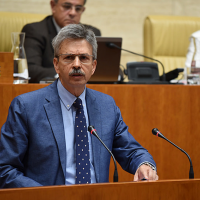 Navarro teme que el PP deje a Extremadura fuera de la inversión en energías renovables