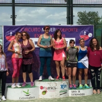 Más de 60 parejas disfrutan del Woman&amp;Padel