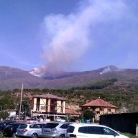 Continúa activo el incendio declarado en el Valle del Jerte