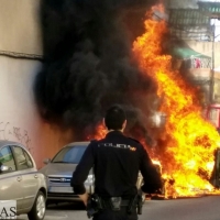 Una quema de contenedores en San Roque afecta a vivienda y vehículo