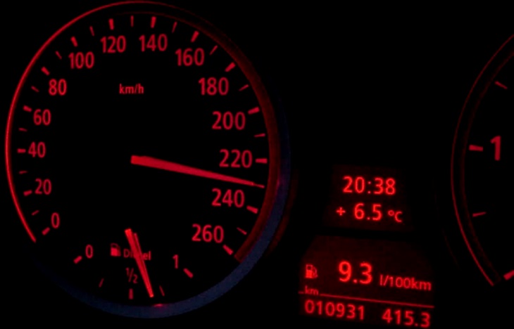 Detenido por delatarse en redes sociales conduciendo a 230 km/h