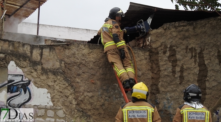 Incendio de una vivienda en la barriada de Antonio Domínguez