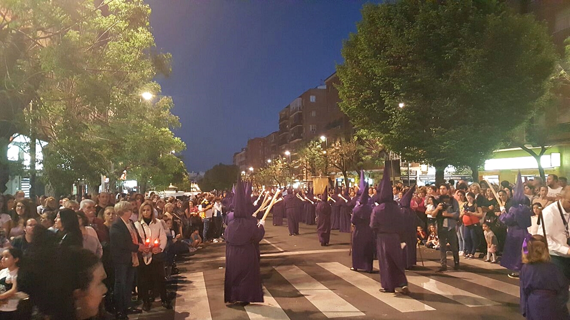 Miles de pacenses se agolpan en San Fernando (Badajoz) para seguir el Martes Santo