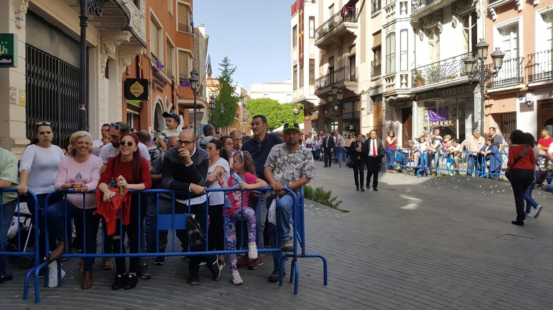 Máxima expectación para ver la salida de la Patrona de Badajoz