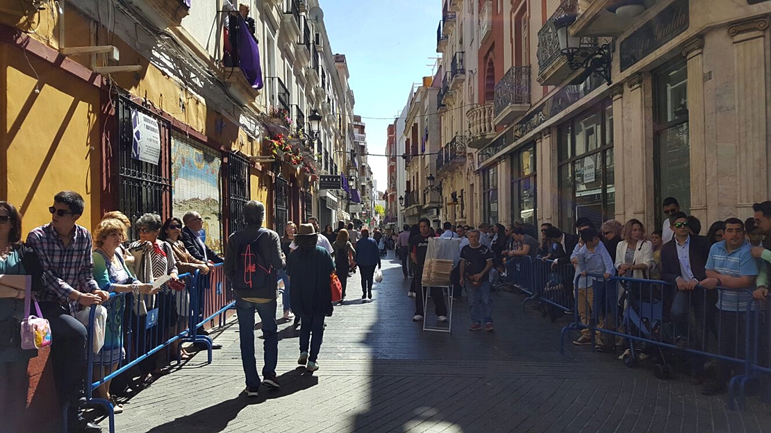 El centro de Badajoz a rebosar para ver la Procesión Magna