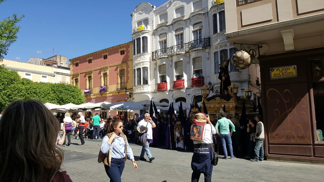 El centro de Badajoz a rebosar para ver la Procesión Magna