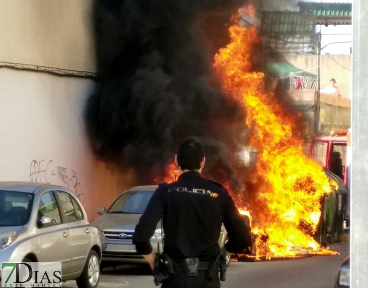 Una quema de contenedores en San Roque afecta a una vivienda y un vehículo