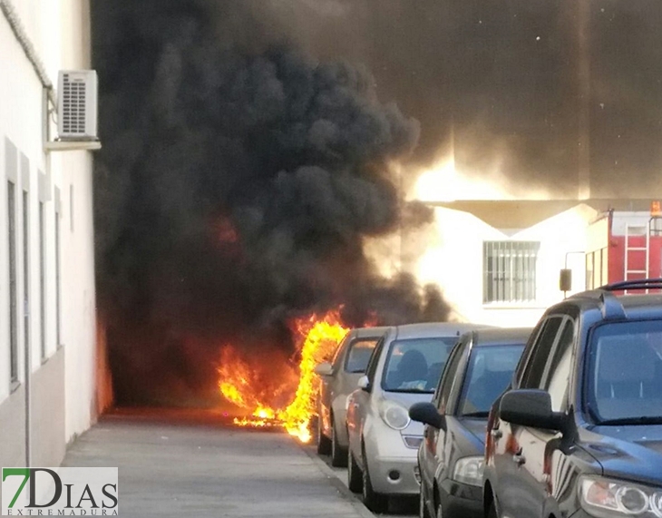 Una quema de contenedores en San Roque afecta a una vivienda y un vehículo