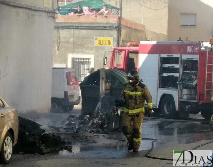 Una quema de contenedores en San Roque afecta a una vivienda y un vehículo