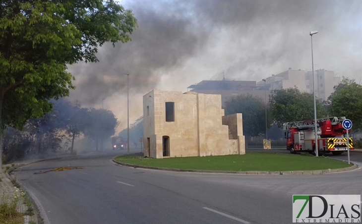 Cortada por un incendio la Ronda Norte de Badajoz