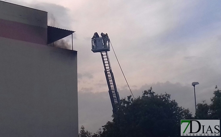 Cortada por un incendio la Ronda Norte de Badajoz