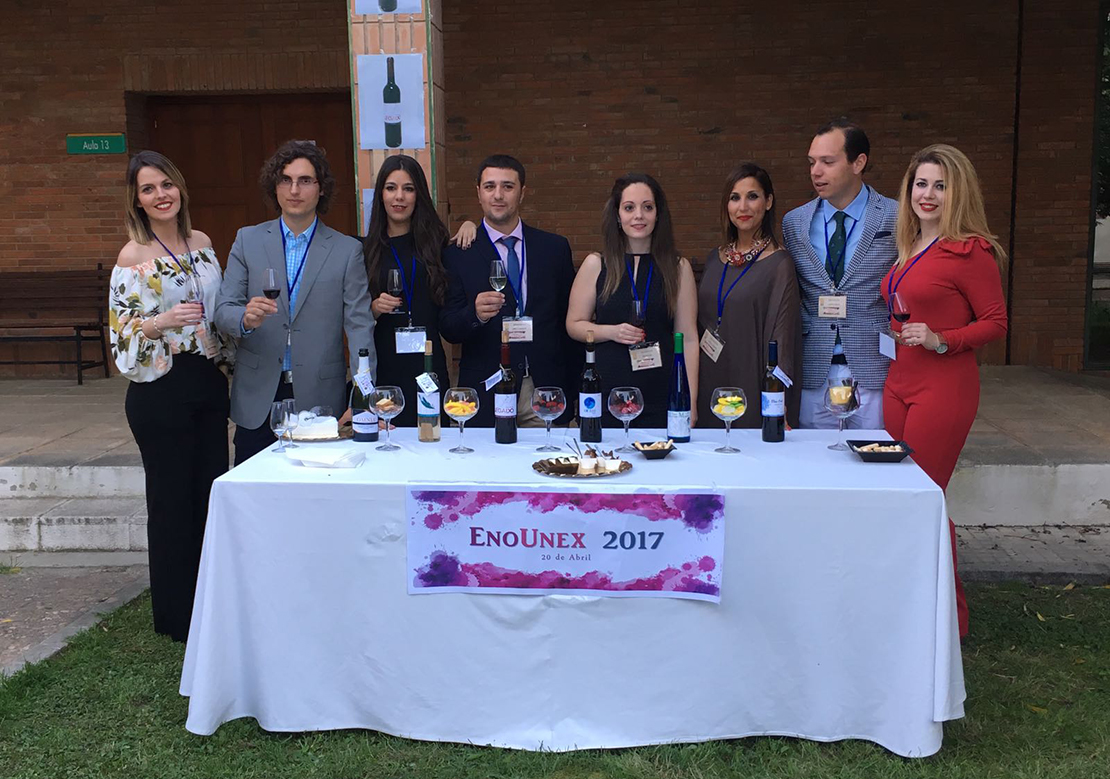 Los alumnos de Enología muestran sus vinos en una cata