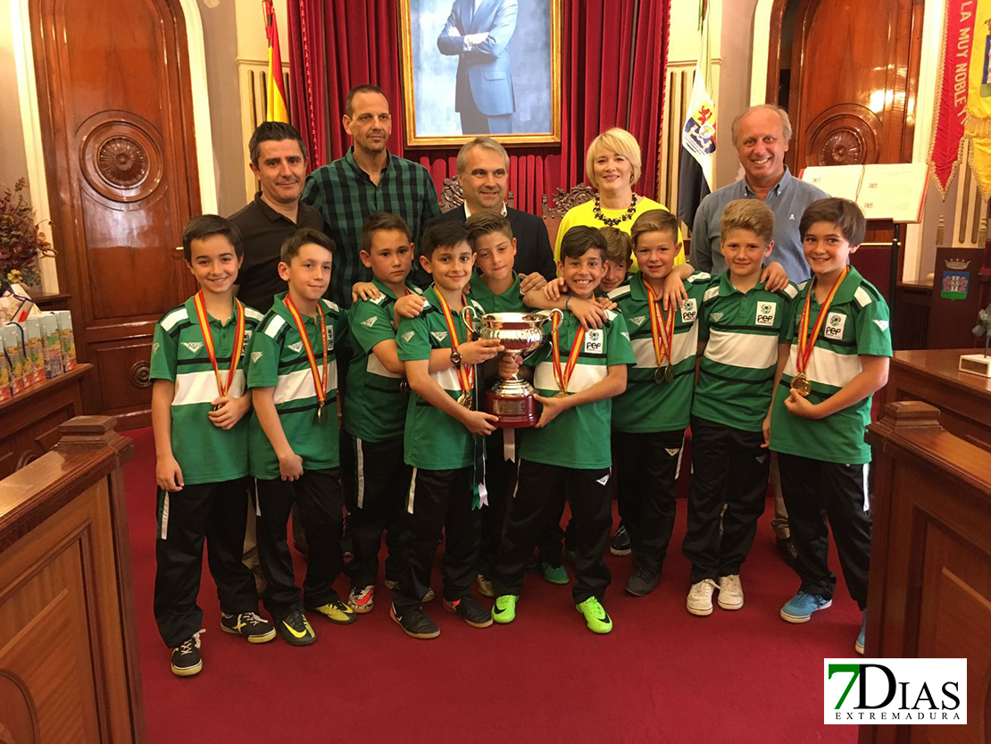 Fragoso recibe a la selección extremeña campeona de España de futsal