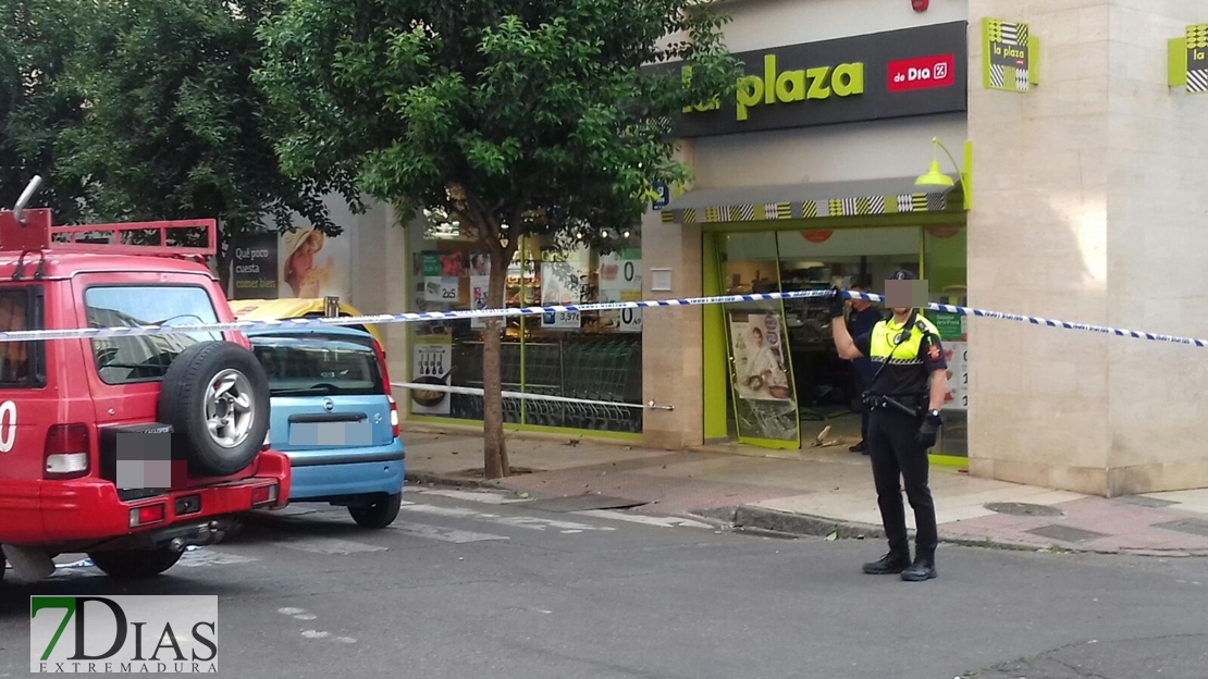 Un conductor empotra su vehículo contra un supermercado en Badajoz