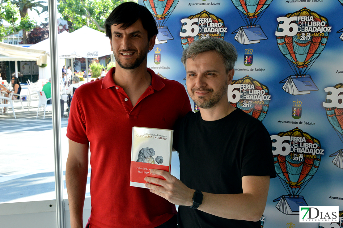 Imágenes del ambiente en la Feria del Libro de Badajoz