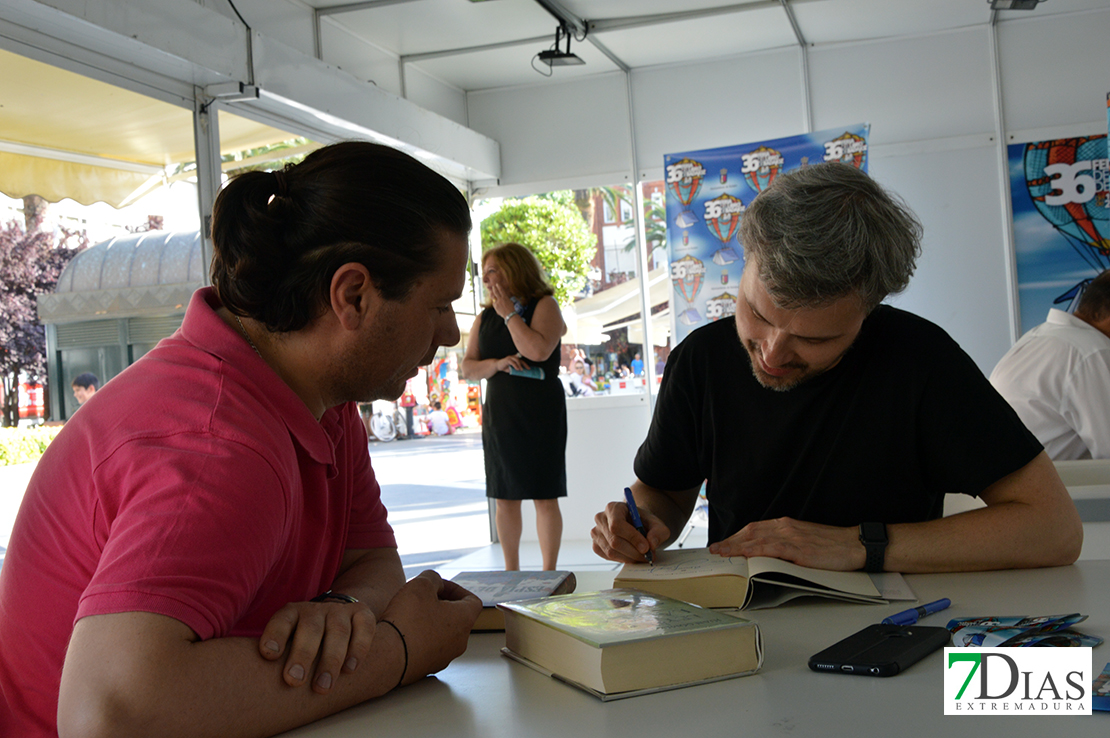 Imágenes del ambiente en la Feria del Libro de Badajoz