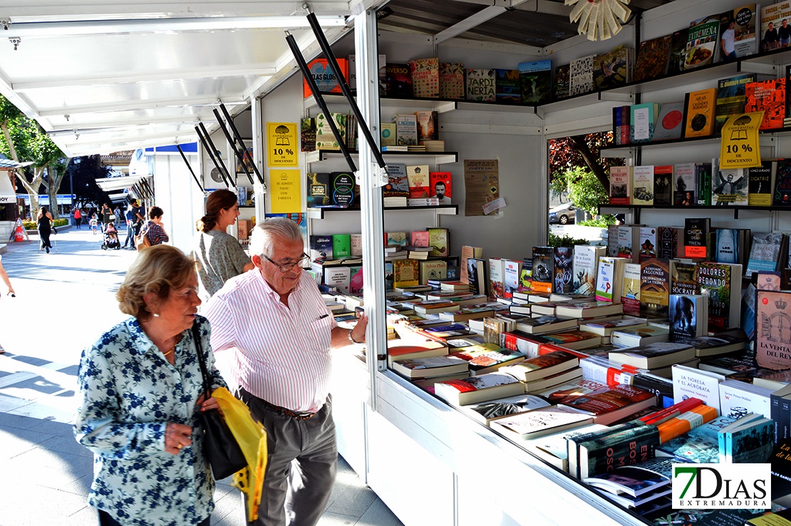 Imágenes del ambiente en la Feria del Libro de Badajoz