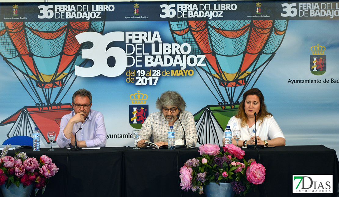 Imágenes del ambiente en la Feria del Libro de Badajoz